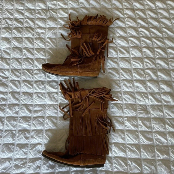 Minnetonka fringe boots - Picture 5 of 8
